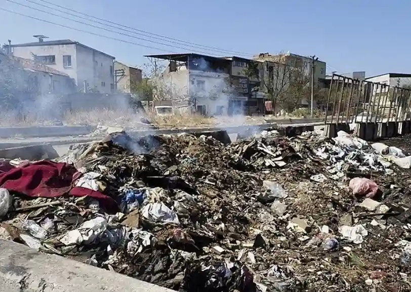 İzmir'de toplanmayan çöpler yandı: Alevlerin sıçradığı iş yeri kül oldu