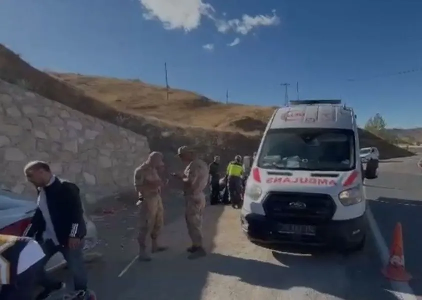 Elazığ'da Otomobilin Durağa Daldığı Feci Kazada Can Pazarı Yaşandı
