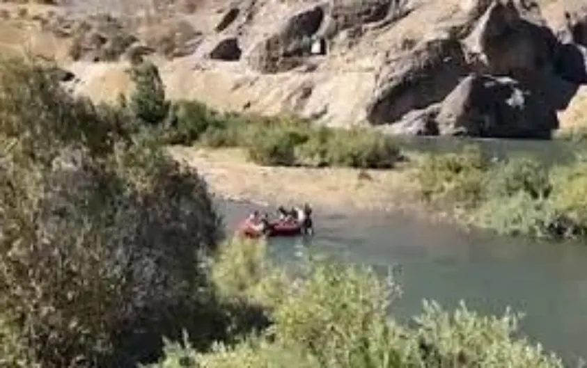 Elazığ'da Beyhan Barajı'nın kapakları açıldı: 4 kişi mahsur kaldı